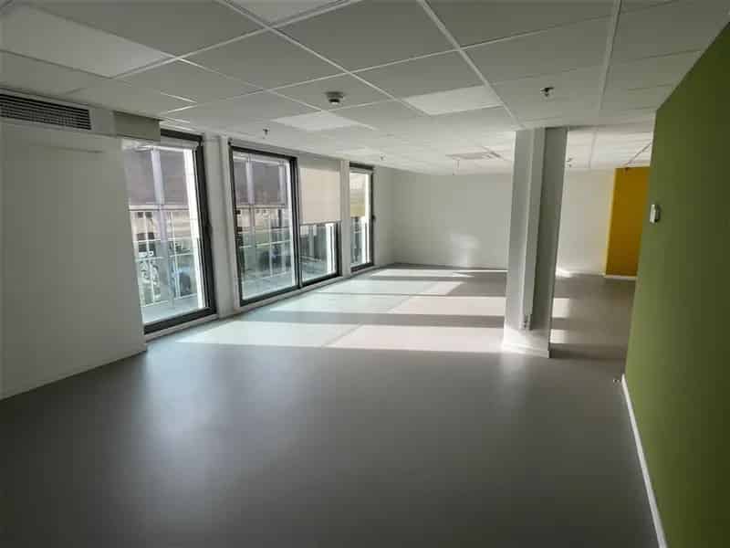Kantoorgebouw te Huur
