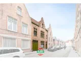 Huis te Koop Brugge Centrum: Trapgevelwoning met Tuin en Garage