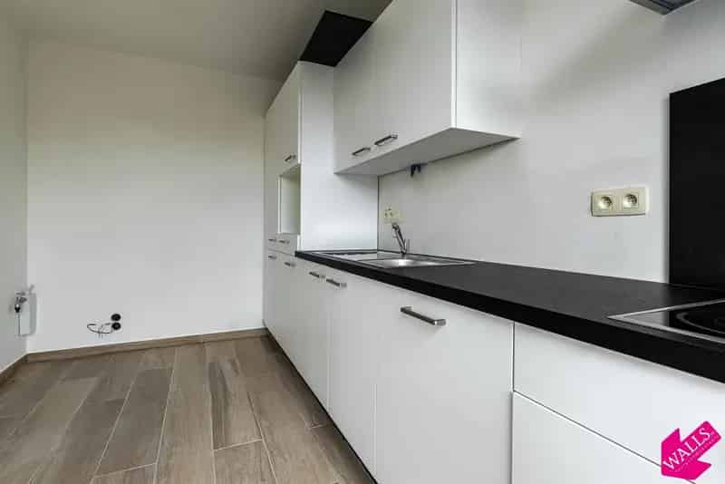Ruim gerenoveerd appartement 2 slaapkamers terras