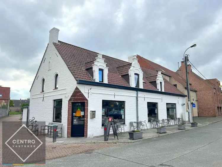 Instapklare HORECA-ZAAK met WOONST (3 slpks) te huur in Oudenburg. Op hoekligging!