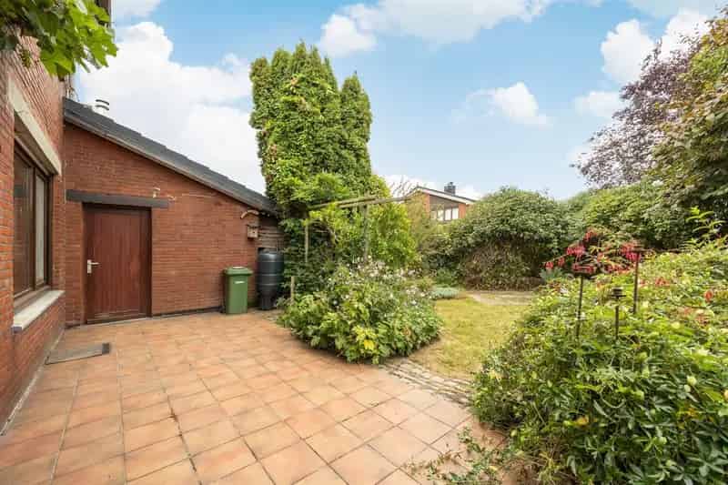 Halfopen woning met potentieel