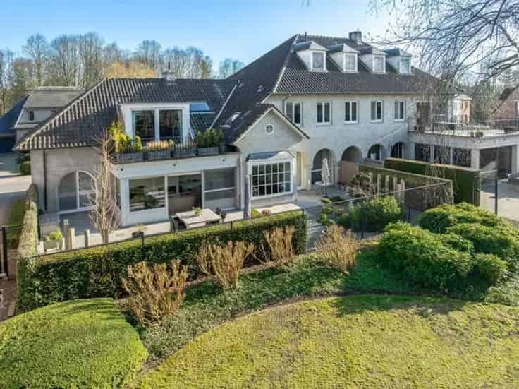 Ruim Gelijkvloers Appartement met Tuin Te Koop