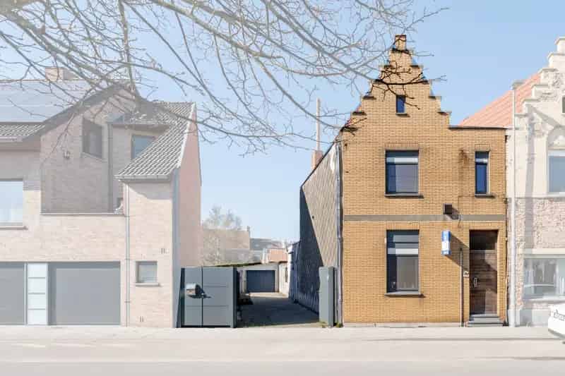 Halfopen Woning te Zeebrugge Dorp met Garage en Tuin