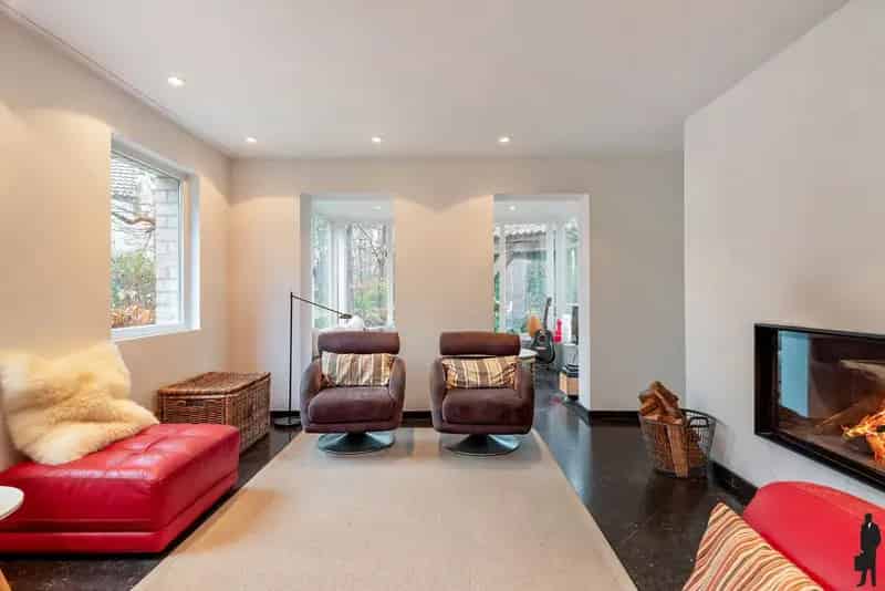 Woning met zwembad op ruim perceel