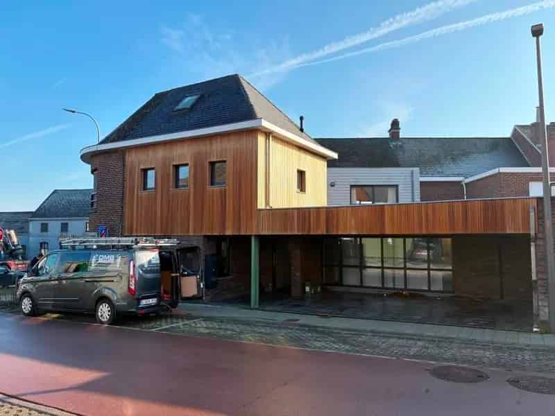 Kantoor te Koop Merelbeke: Multifunctioneel Gebouw met Appartement