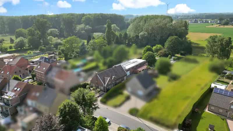 Huis te koop Okegem: Ruime woning met loods en tuin