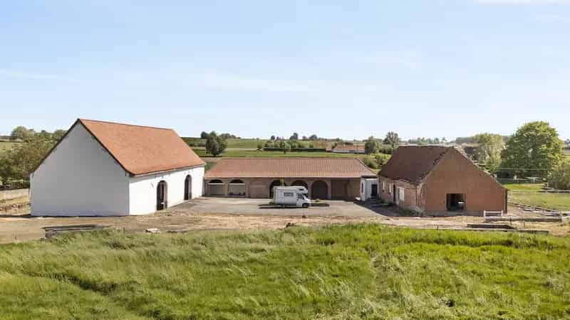 Authentieke Vierkantshoeve te Huur Mourcourt 8064m²
