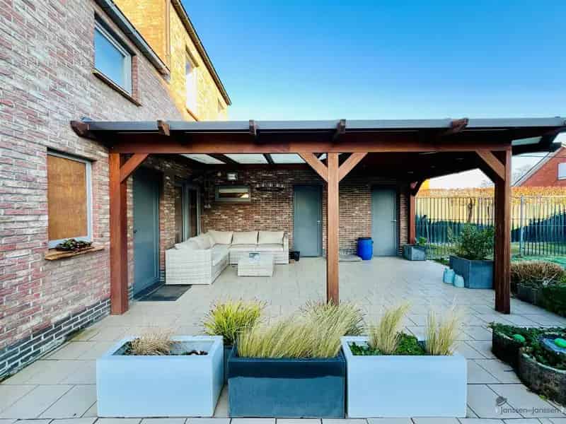Te renoveren woning met garage en grote tuin