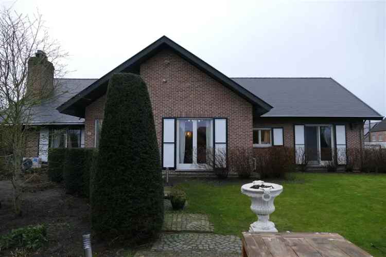 Villa te koop in Eksaarde met ruime woning en haard