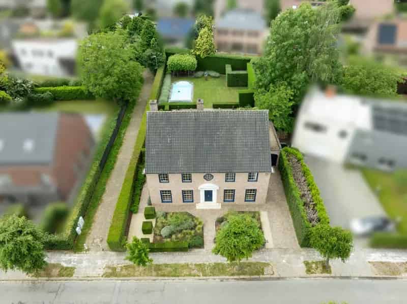 Huis te koop Hove: Ruime villa met zwembad en grote tuin