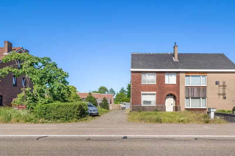 Halfvrijstaande woning op een perceel van 17a30ca met grote werkplaats van maar liefst 110 vierkante meter!