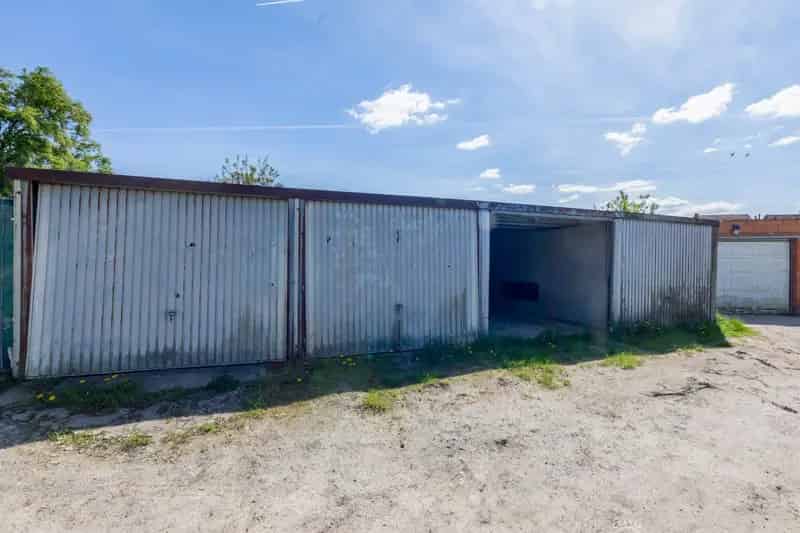 Huis te koop: Ruim handelshuis met magazijn en garages