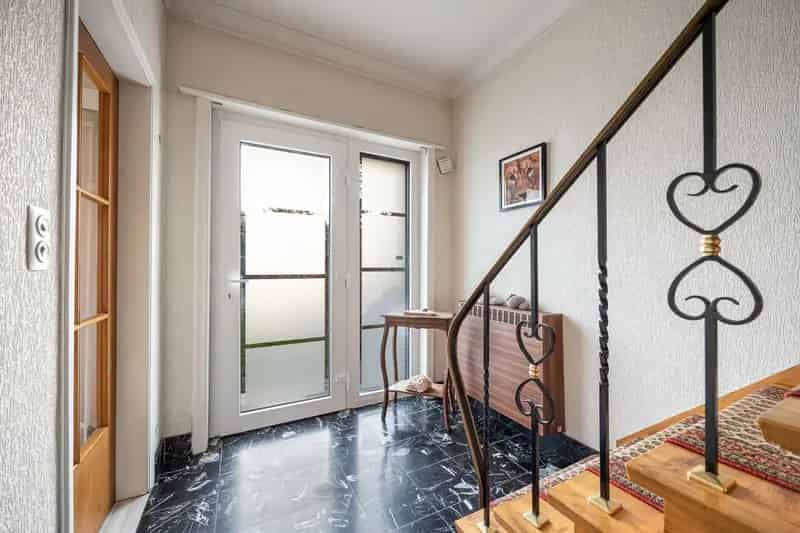 Ruime woning met tuin en garage te koop