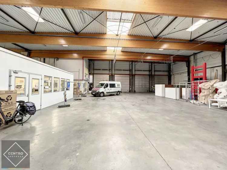 Opslagplaats  ( ± 2.700m²) met 4 sectionale poorten en VH van 7m te ROESELARE !