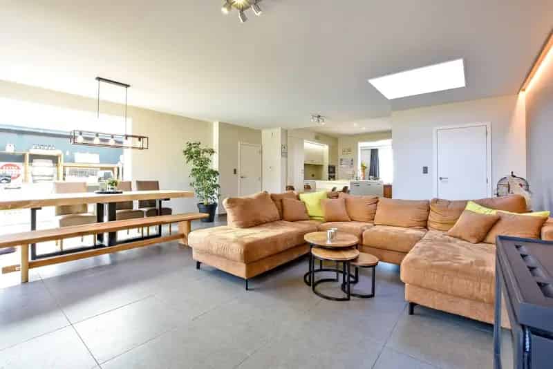 Gerenoveerde woning met 4 5 slaapkamers en 2 garages te Diksmuide