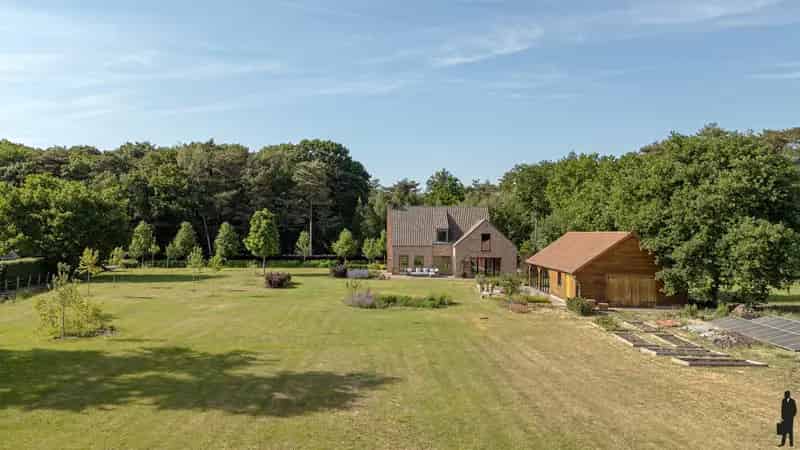 Gerenoveerde Villa te Koop met Bijgebouw Jacuzzi en Ruime Tuin