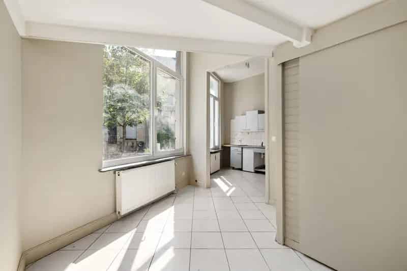 Huis opgedeeld in 3 appartementen