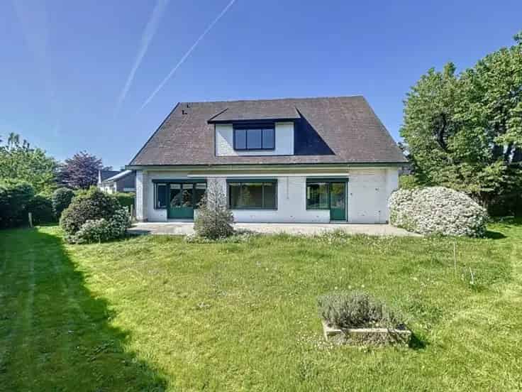 Villa te koop: 5 slaapkamers, te renoveren, grote tuin