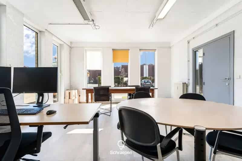 Magazijn te huur Genk 450m2 Kantoor Buitenopslag 3 Parkplaatsen