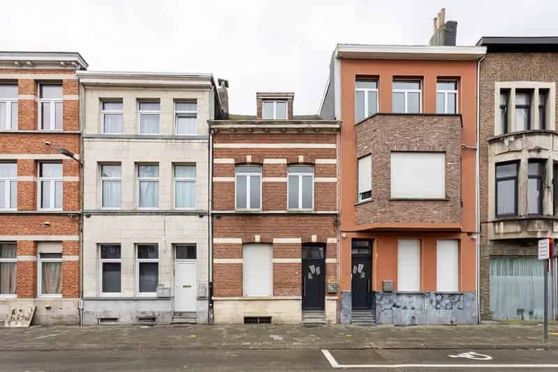 Huis te koop: 3 slaapkamers te renoveren woning met koer