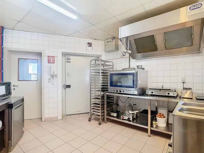 Centraal Gelegen Handelspand met 2 Slaapkamers