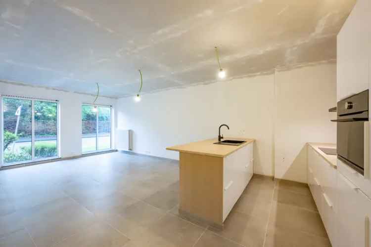 Gelijkvloers Appartement met Tuin en 2 Parkkeerplaatsen te Koop