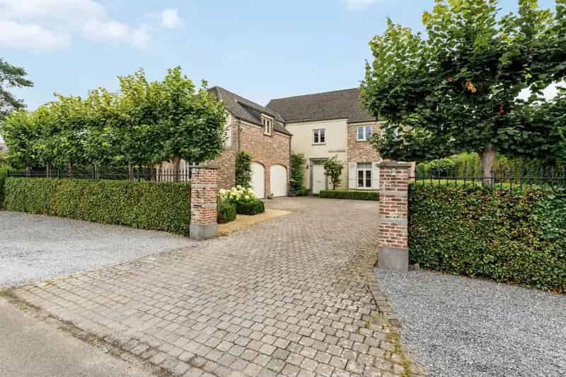 Huis te koop Mol: 6 slaapkamers, grote tuin en luxe afwerking