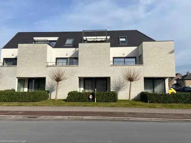 Te koop gelijkvloers appartement met terras en autostaanplaats