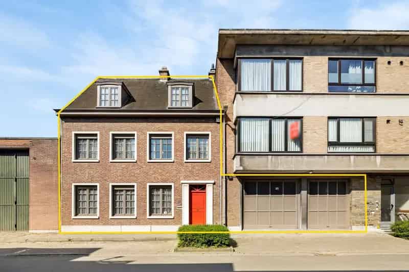 Residentiële 5-Slaapkamer Burgerwoning Met Dubbele Garage