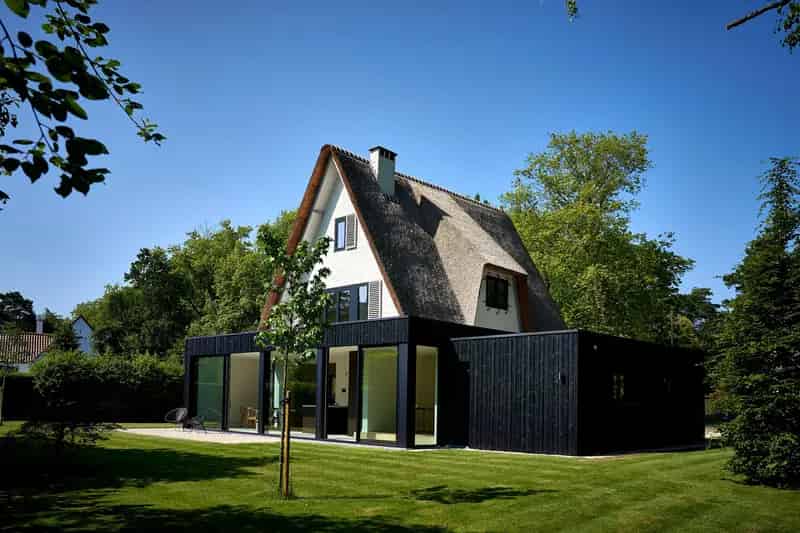 Gerenoveerde Villa met Rietendak Te Koop