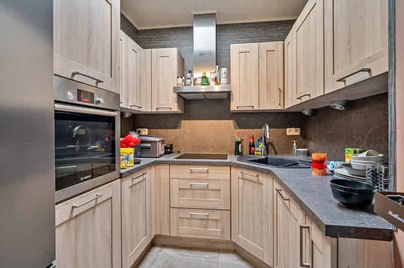 Huis te koop: gerenoveerde woning met garage en tuin