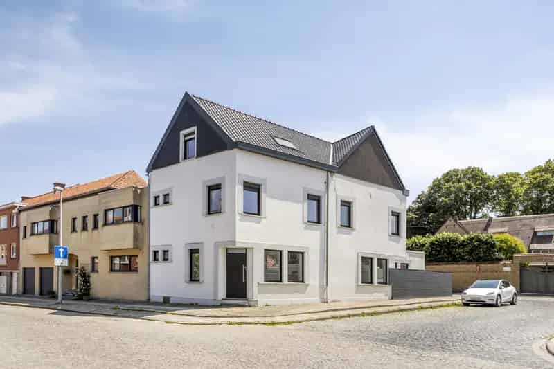 Gerenoveerde woning met 3 slaapkamers en garage te koop