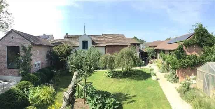 Boerderij te koop met grote tuin en schuren
