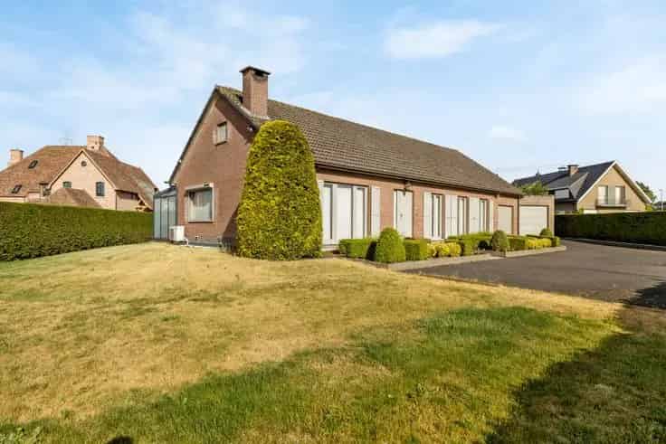 Ruime Laagbouwvilla 6 Slaapkamers 2 Garages Te Koop