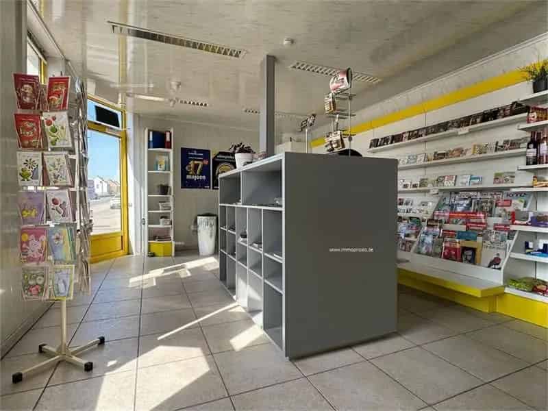 Huis te koop Hulste: 2 slaapkamers, handelsruimte, ideale locatie