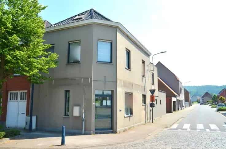 Huis Te Koop Ruien: Hoekpand met Woonst en Dubbele Garage