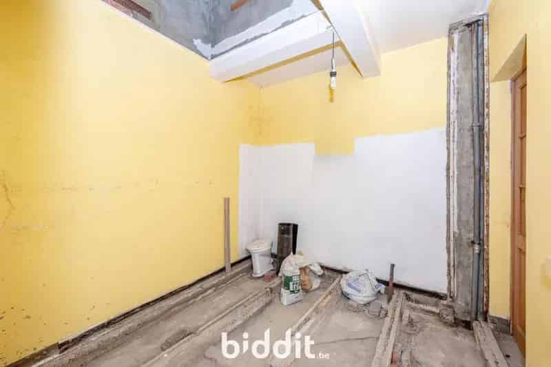 Te Koop: Huis met 3 Appartementen en Handelsruimte