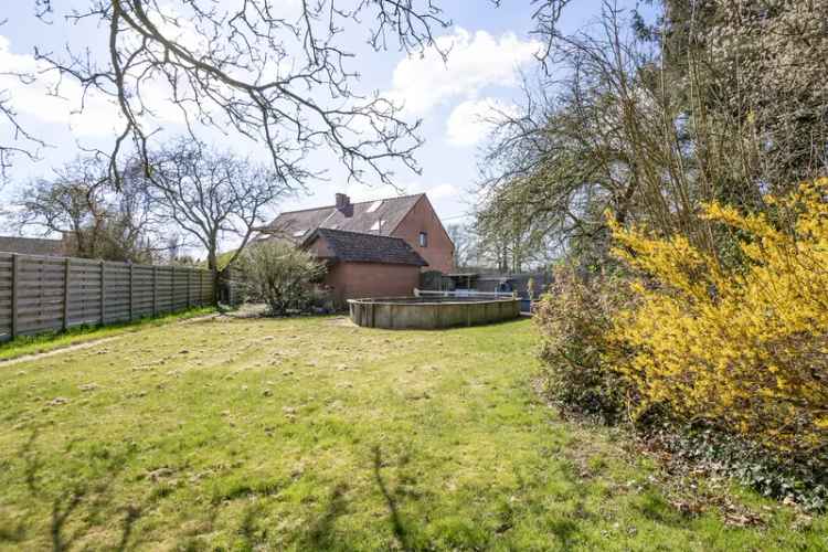 Authentieke hoeve te koop: 4 slaapkamers, diepe tuin en zwembad