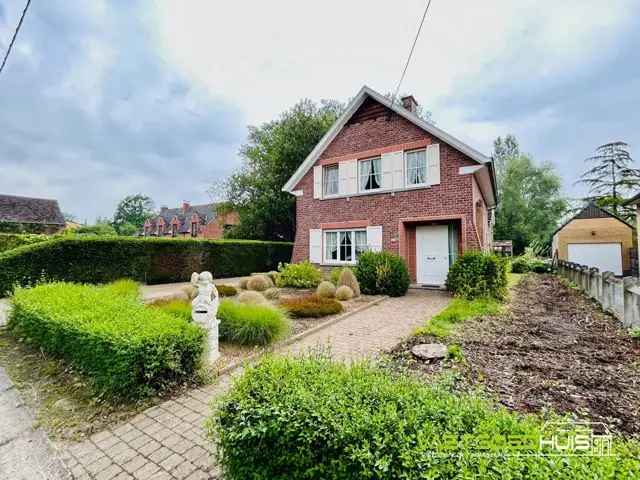 Te koop villa in Roosdaal met charmante bouwstijl en karakter