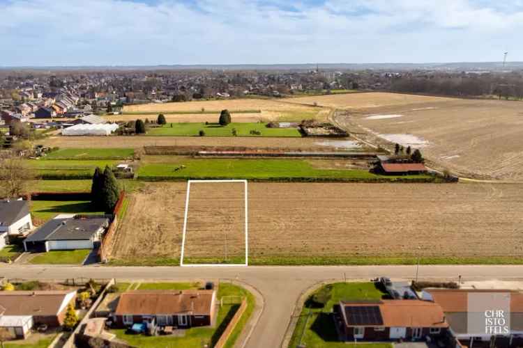 Oostelijk georiënteerde bouwgrond (1099m²) voor een open bebouwing in Lanaken!