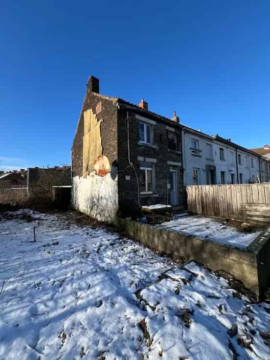 Huis Te Koop: 3-Gevelwoning met Tuin Nabij Metro