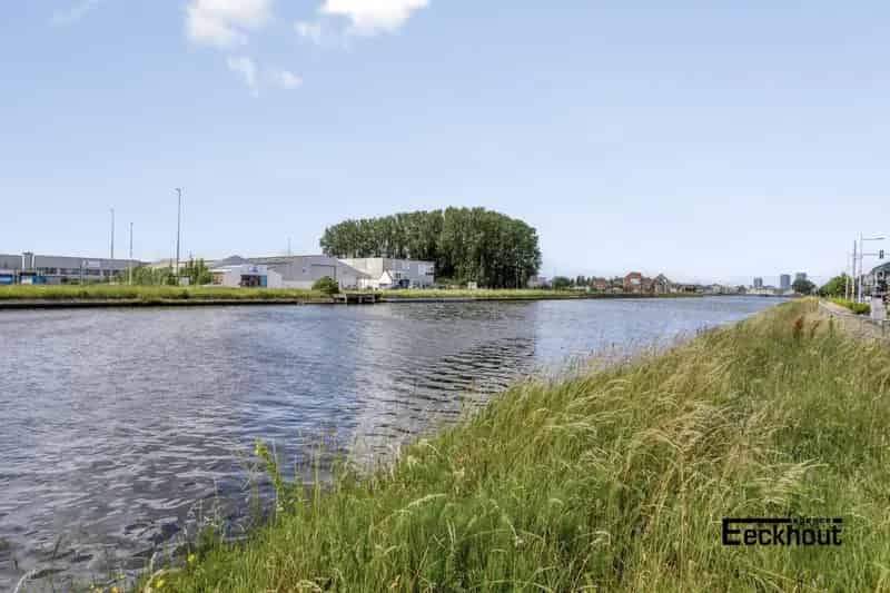 Te renoveren woning met ateliergarage en kanaalzicht