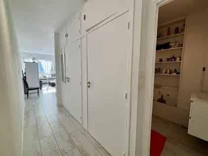 Lichtrijk gerenoveerd appartement nabij winkels en autosnelwegen