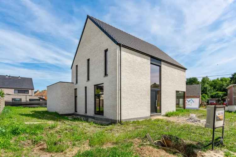 ROYALE CASCO-WONING MET EEN HEERLIJK LICHTRIJKE WOONKAMER MET OPEN KEUKEN EN AANSLUITEND DE BERGPLAATS, 3 SLAAPKAMERS (MEER MOGELIJK), EEN RUIME BADKAMER EN VOLLEDIG ONDERKELDERD MET DAGLICHT!! EEN HEERLIJK RUIM HUIS MET UNIEKE KELDERVERDIEPING, EEN LEUKE TUIN OP 6A 30CA, OP EEN GEGEERDE LOCATIE IN PELT!