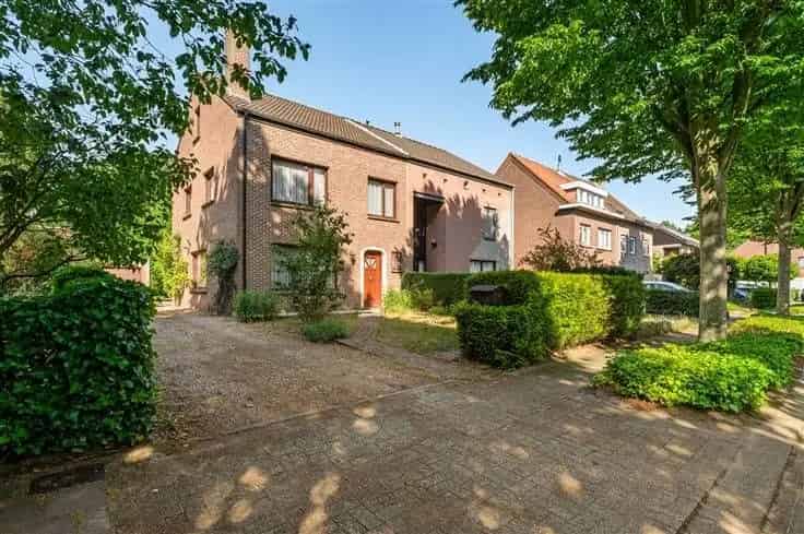 Te renoveren woning Brasschaat 2-3 slaapkamers tuin garage