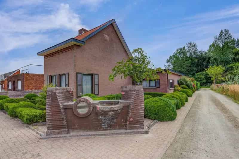 Op te frissen open bebouwing op mooi stuk grond met groot magazijn