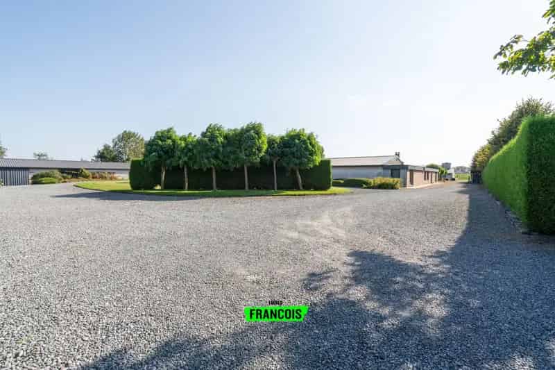 Gerenoveerde Hoeve met 5 Loodsen te Wichelen