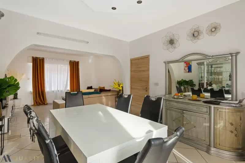 Rijwoning 5 slaapkamers centrum Lebbeke