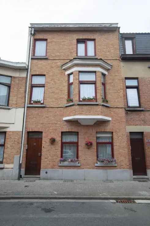 Ruime Gezinswoning te Koop met Veranda en Tuin