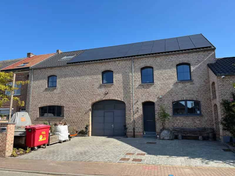 Huis te koop: Ruime gezinswoning met werkplaats